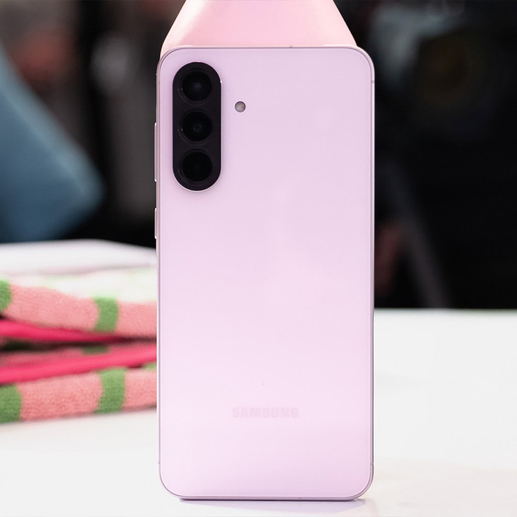 گوشی موبایل سامسونگ مدل Galaxy A56 دو سیم کارت ظرفیت 256 گیگابایت و رم 8 گیگابایت - ویتنام - به همراه شارژر 25 وات سامسونگ