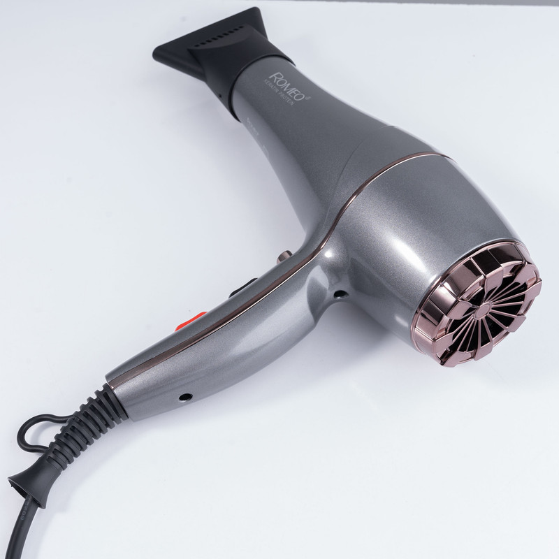 سشوار حرفهای رومئو مدل RM-5858، موتور AC با توان مصرفی 2200 وات، دارای قابلیت باد سرد، طراحی ارگونومیک، دارای حلقه آویختن، با حالت صافکننده و حجمدهنده، وزن 450 گرم، تنظیم حرارت 3 حالته و کنترل سرعت 2 حالته، به همراه متمرکزکننده باریک