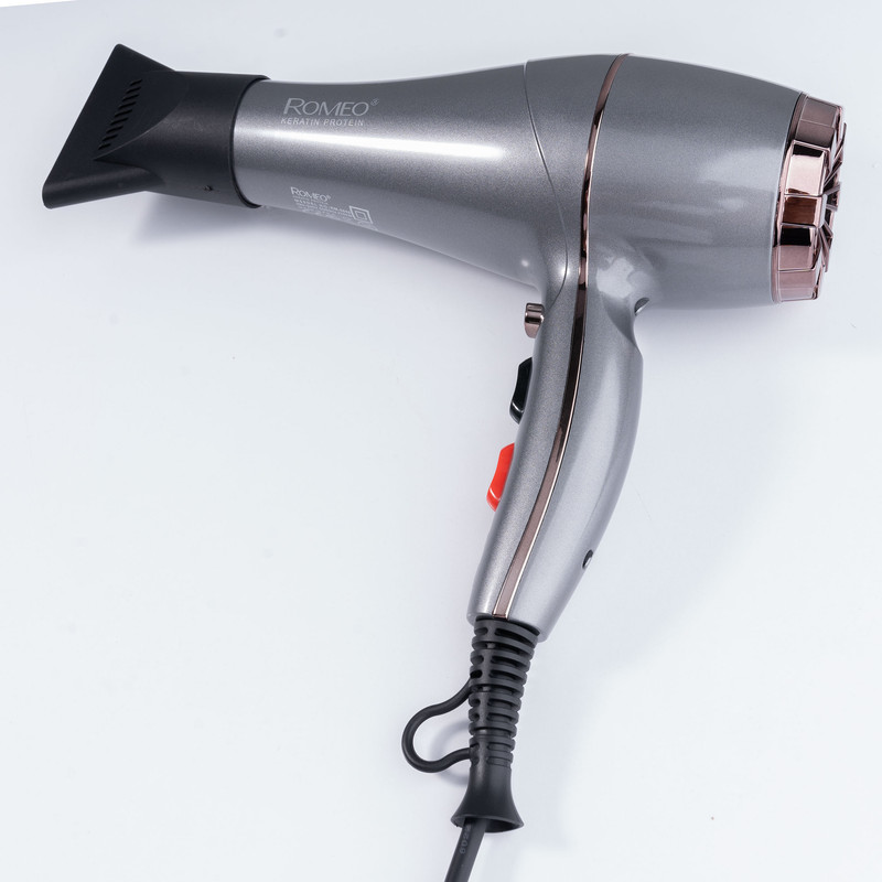 سشوار حرفهای رومئو مدل RM-5858، موتور AC با توان مصرفی 2200 وات، دارای قابلیت باد سرد، طراحی ارگونومیک، دارای حلقه آویختن، با حالت صافکننده و حجمدهنده، وزن 450 گرم، تنظیم حرارت 3 حالته و کنترل سرعت 2 حالته، به همراه متمرکزکننده باریک