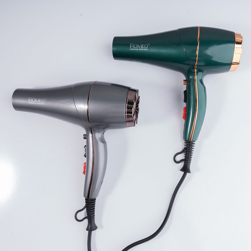 سشوار حرفهای رومئو مدل RM-5858، موتور AC با توان مصرفی 2200 وات، دارای قابلیت باد سرد، طراحی ارگونومیک، دارای حلقه آویختن، با حالت صافکننده و حجمدهنده، وزن 450 گرم، تنظیم حرارت 3 حالته و کنترل سرعت 2 حالته، به همراه متمرکزکننده باریک