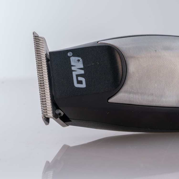 ماشین اصلاح موی سر و صورت شارژی جی دبلیو مدل G-9819، اصلاح به صورت خط زن و صفر زن، منبع انرژی با برق و باتری، تکنولوژی اصلاح به صورت تریمر، اندازه اصلاح 0.1 میلیمتر، مدت زمان شارژ 480 دقیقه و مدت زمان استفاده پس از شارژ 60 دقیقه، به همراه شارژر و روغن