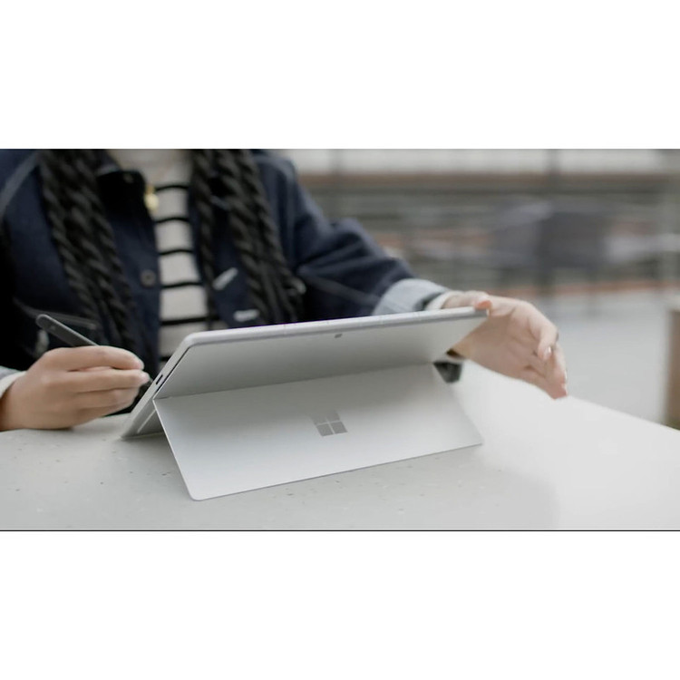 تبلت 13 اینچی مایکروسافت مدل Surface Pro 10-Core Ultra 7 165U ظرفیت 256 گیگابایت و رم 16 گیگابایت به همراه کیبورد Surface Pro Copilot و قلم Slim Pen 2